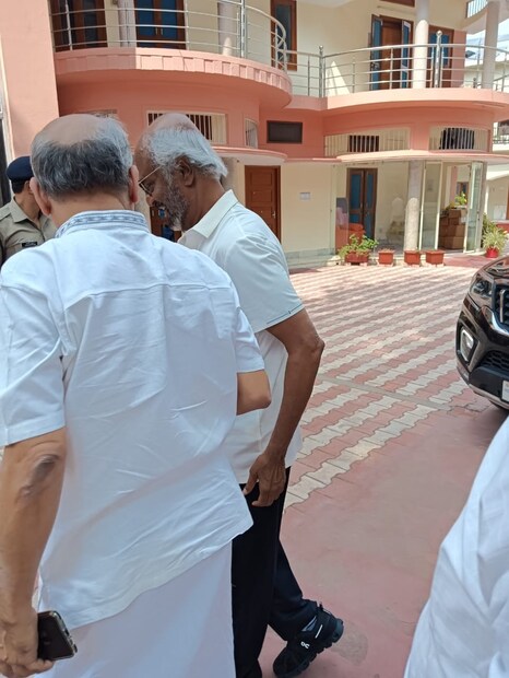  रजनीकांत सध्या ऋषिकेशमध्ये आहेत. शनिवारी त्यांनी स्वामी दयानंद आश्रमाला भेट दिली आणि स्वामी दयानंद यांना श्रद्धांजली अर्पण केली.