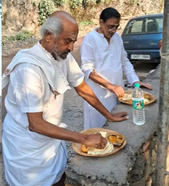  रजनीकांत यांनी यावेळी गंगा तीरावर ध्यान केलं आणि गंगा आरतीमध्येही सहभाग घेतला. यावेळी रंजनीकांत यांनी पांढऱ्या रंगाचा कुर्ता आणि लुंगी नेसलेली.