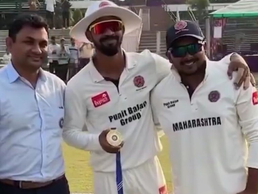 पण तसे जरी असले तरी ऋतुराज गायकवाडने मनाचा मोठेपणा दाखवत पृथ्वी शॉ सोबत प्लेअर ऑफ द मॅच पुरस्कार शेअर करण्याचा निर्णय घेतला आहे.त्यामुळे गायकवाडच्या या निर्णयाचे कौतुक होत आहे. 