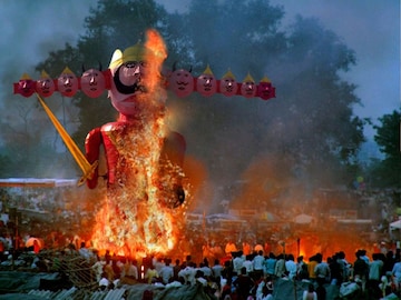 रावण कोणाचा अवतार होता? राक्षस म्हणून दहन करतो, पण ही गोष्ट अनेकांना माहितच नाही रावण कोणाचा अवतार होता? राक्षस म्हणून दहन करतो, पण ही गोष्ट अनेकांना माहितच नाही