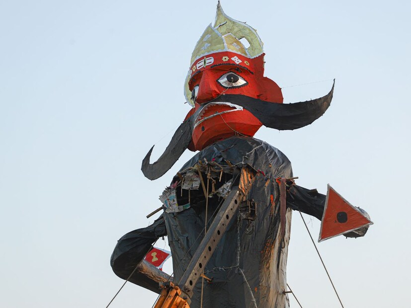 तिसरा जन्म - शिशुपाल आणि दंतवक्रशापाचा तिसरा भाग पूर्ण करण्यासाठी जय-विजय यांचा जन्म शिशुपाल आणि दंतवक्र म्हणून झाला. यांचा पराभव भगवान श्रीकृष्णांनी केला. त्यानंतर त्यांचा शाप संपला आणि ते पुन्हा वैकुंठाला परत गेले.