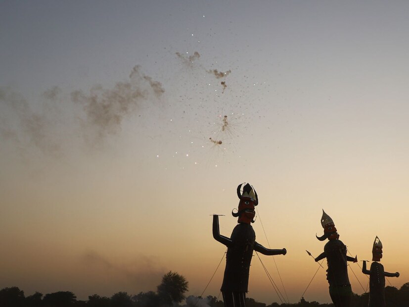पहिला जन्म – हिरण्याक्ष आणि हिरण्यकशिपूशापानुसार जय-विजय यांनी पहिल्या जन्मात हिरण्याक्ष आणि हिरण्यकशिपू या दोन असुर रुपात जन्म घेतला. भगवान विष्णूनी वराहावतार आणि नृसिंहावतार धारण करून त्यांचा संहार केला.