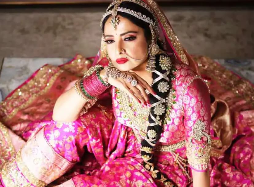  रेखा यांची उत्तम अभिनयशैली आणि सौंदर्य यामुळे त्या नेहमीच चाहत्यांच्या पसंतीस उतरल्या आहेत. त्यांच्या चित्रपटांची लोक आतुरतेने वाट पाहायचे. सध्या त्या चित्रपटांमध्ये सक्रिय नसल्या तरी कायम प्रकाशझोतात असतात.