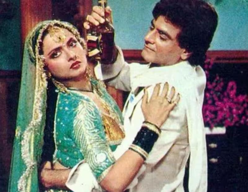  जितेंद्र रेखा यांच्यासोबत टाईमपास करत होते. रेखाला हे कळल्यानंतर त्यांना वाईट वाटलं आणि त्यांनी जितेंद्रसोबतचे संबंध तोडले.