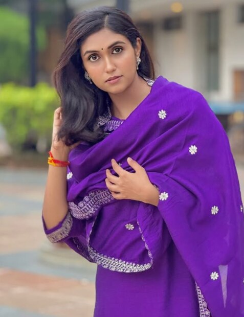  रिंकू राजगुरू बाबतीत प्रत्येक अपडेट जाणून घेण्याची चाहत्यांना उत्सुकता असते. तसेच तिच्या चित्रपटांनाही चाहते डोक्यावर घेतात.