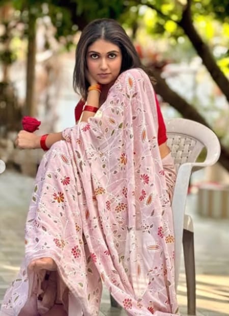  रिंकू राजगुरूच्या फोटोवर नेटकऱ्यांनी कमेंट्सचा वर्षाव करत आहेत. चाहत्यांना त्यांच्या लाडक्या आर्चीला उत्तम स्वयंपाक येत असल्याबद्दल कौतुक वाटत आहे.