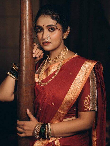 पण यावेळी नऊवारी साडीत रिंकूनं केलेलं फोटोशूट विशेष चर्चेत आलं आहे. रिंकूचा एक वेगळाच अंदाज यात पाहायला मिळतोय. 