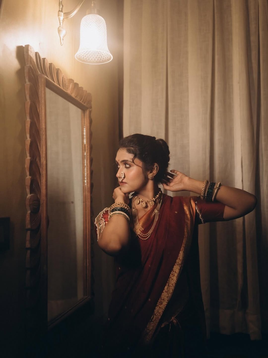 अभिनेत्री रिंकू राजगुरूनं अस्सल मराठमोळा साज केला आहे. नाकात नथ, कपाळावर चंद्रकोर आणि नऊवारी साडीत रिंकूचा मराठमोळा ठसका पाहायला मिळतोय.