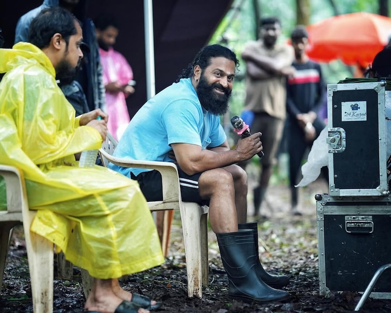  "मी लोवर मीडल क्लास फॅमिलीतील आहे. घर, चांगलं खानदान सगळं होतं पण आर्थिक परिस्थिती चांगली नव्हती."