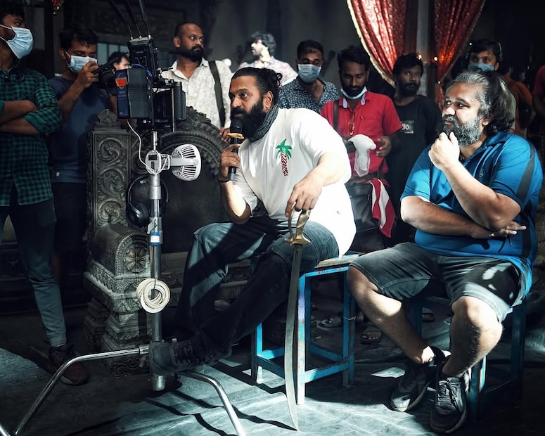  "माझे वडील ज्योतिषी होते. त्यांना मदत होण्यासाठी मी लहान लहान काम करायचं ठरवलं."