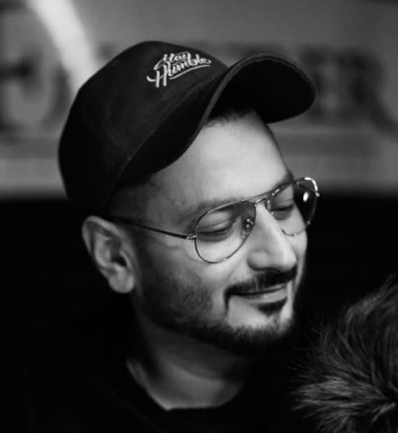  ऋषभला पाळीव प्राण्यांचीदेखील खूप आवड होती. मुंबईतील त्याच्या घरी अनेक मांजरी, कुत्रे आणि पक्षी आहेत.
