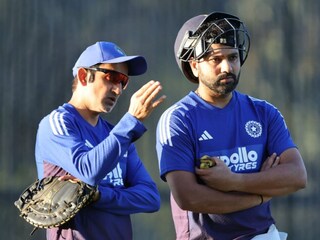 कॅप्टन्सी गेल्यानंतर रोहित पहिल्यांदाच गंभीरसमोर आला, दोघांमध्ये काय बोलणं झालं? Video