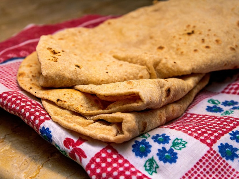 मळलेलं पिठ अर्धा तास झाकून ठेवा – पिठ मळून झाल्यावर ते स्वच्छ सुती कपड्याने झाकून ठेवावं. यामुळे त्यात नैसर्गिक फर्मेंटेशन होतं आणि चपातीच्या मऊपणात फरक जाणवतो.