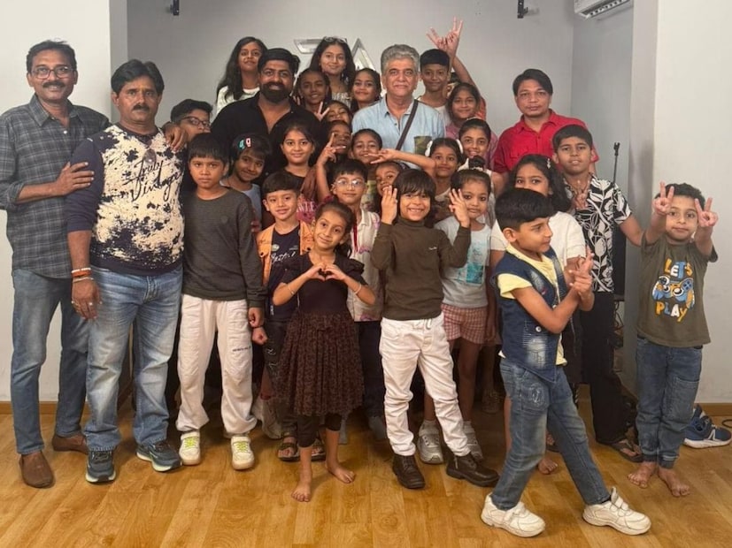 यावेळी या रा स्टुडिओमध्ये अभिनेते गिरीश ओक सुद्धा आले होते. त्यावेळी ऑडिशनला आलेल्या मुलांनी त्यांच्यासोबत फोटो काढला होता.