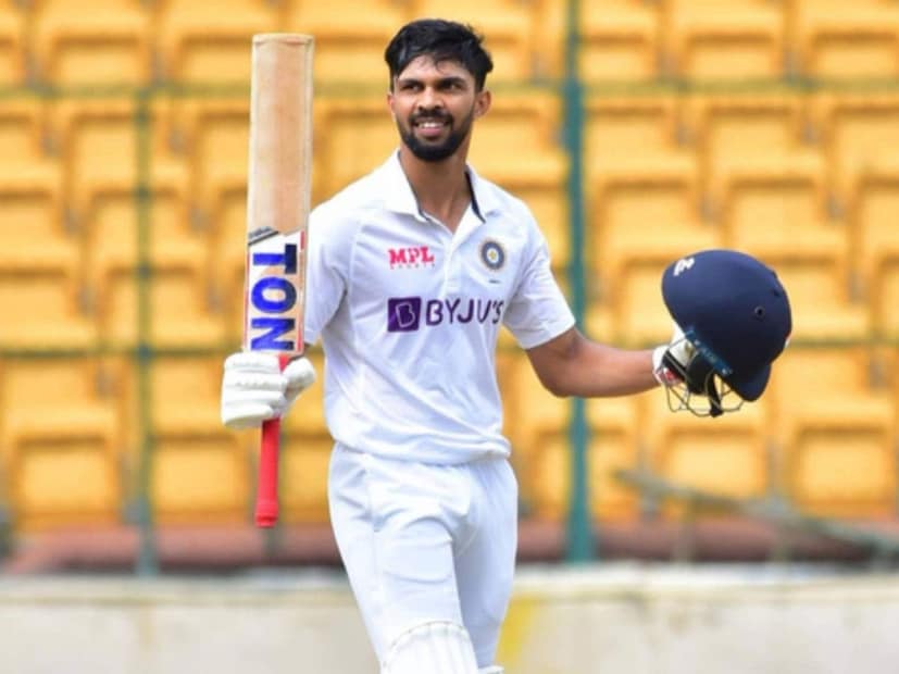 ऋतुराज गायकवाड यानेही महाराष्ट्राकडून खेळताना प्रथम श्रेणी क्रिकेटमध्ये उल्लेखनीय कामगिरी केली. ऋतुराजने 43 प्रथम श्रेणी सामन्यांमध्ये 45.59 च्या सरासरीने 3,146 रन केले आहेत. ऋतुराजने प्रथम श्रेणी क्रिकेटमध्ये 9 शतकं आणि 16 अर्धशतकंही केली आहेत.