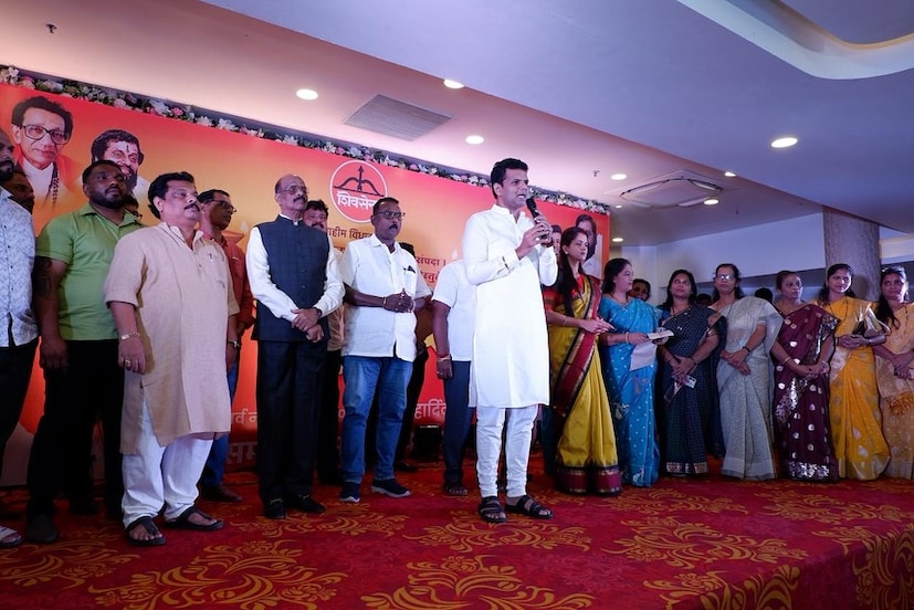 सदा सरवणकर हे शिवसेनेचे ज्येष्ठ नेते आहेत. अनेक वर्ष नगरसेवक होते. त्याशिवाय दादर-माहीम विधानसभा मतदारसंघाचे त्यांनी प्रतिनिधीत्व केले. 