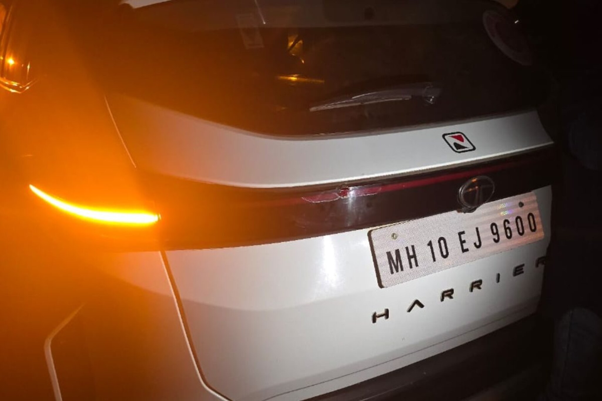 राष्ट्रवादी अजित पवार गटाच्या आमदाराच्या धावत्या कारवर दगडफेक, सांगलीमध्ये खळबळ