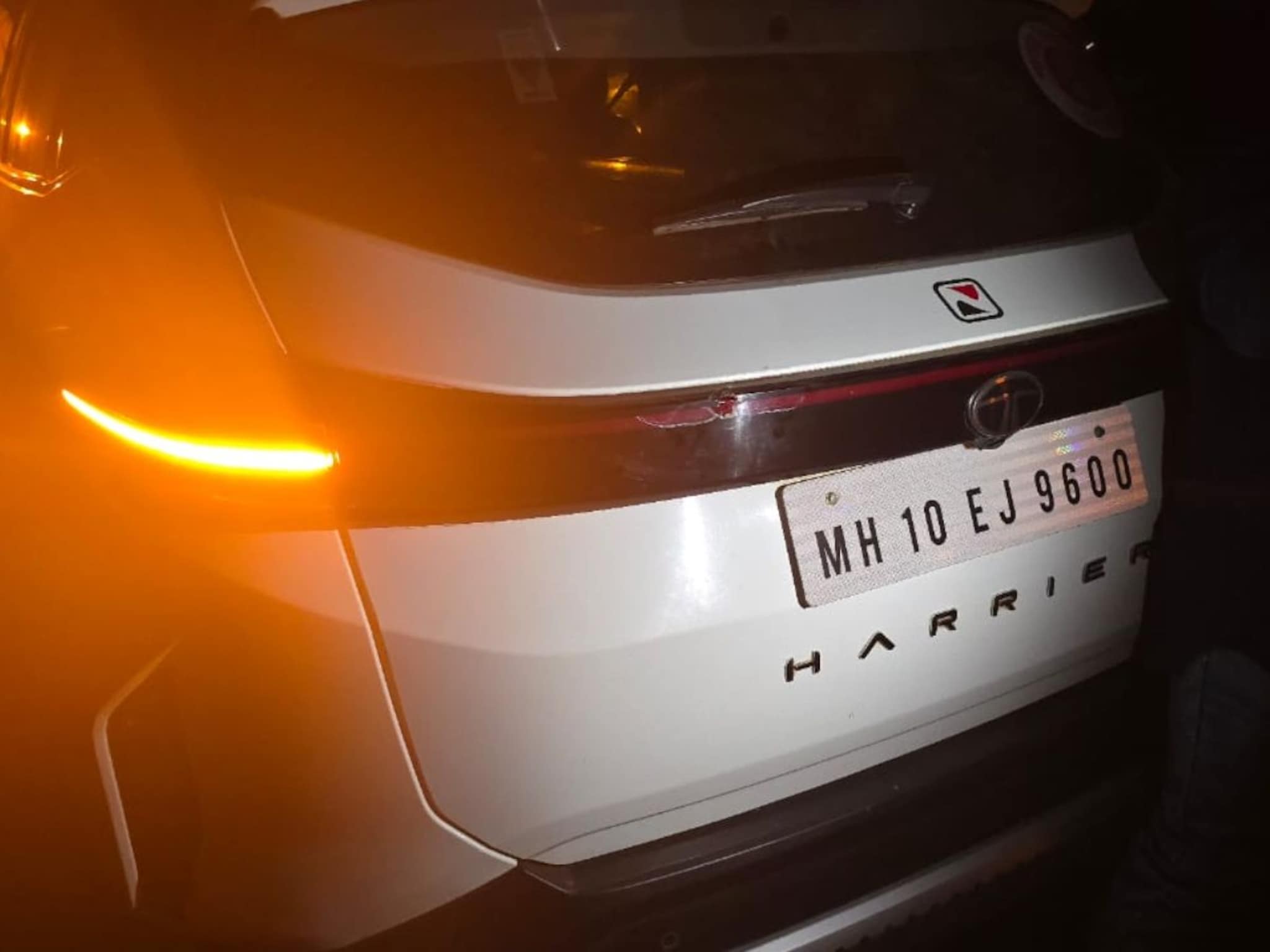 राष्ट्रवादी अजित पवार गटाच्या आमदाराच्या धावत्या कारवर दगडफेक, सांगलीमध्ये खळबळ