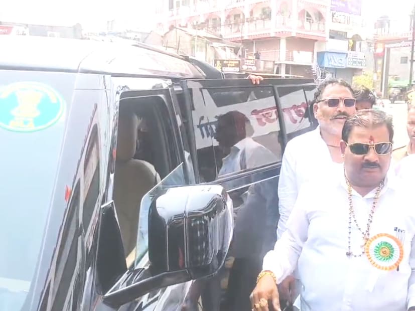 पण, डिफेंडर गाडीवर आमदाराचं स्टिकर लावलं आहे असं पत्रकारांनी विचारलं असता, गायकवाड म्हणाले की, आमदाराचं स्टिकर माझ्या अनेक कार्यकर्त्यांनी कारवर लावलं आहे. मलाही डिफेंडर गाडीचं आकर्षण होतं. मीही ती मागवून घेतली. मला काही दिवस वापरू दे. म्हणून त्यावर आमदाराचं स्टिकर लावलं. 