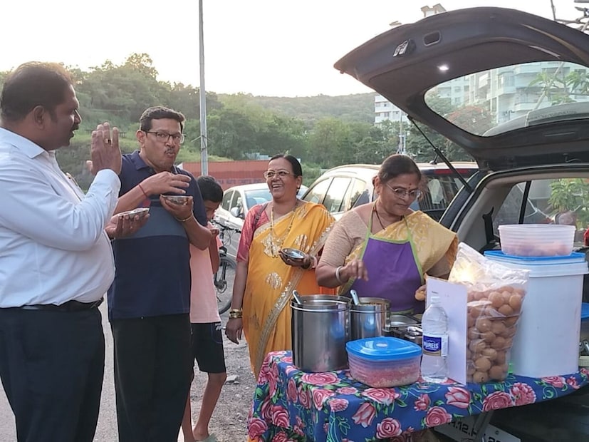  काम केलं, लोकांशी मिळून मिसळून राहिलं की मन प्रसन्न राहतं, अंग हात चालते राहतात त्या मुळे एक वेगळी ऊर्जा मिळते. घरात पडून असलेल्या आय-10 गाडीचा काही उपयोग होत नव्हता. त्यातूनच सुचली भन्नाट कल्पना या गाडीतून पाणीपुरी विक्री सुरू करायची.ही कल्पना प्रत्यक्षात आणताना त्यांना नातवाचा आणि सुनेचा मोठा पाठिंबा मिळाला.