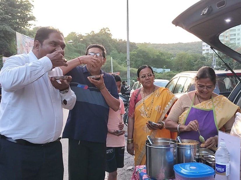  सरोज तिवाडी यांना स्वयंपाकाची आणि लोकांना खाऊ घालण्याची आवड पाहिल्या पासूनच होती. त्यामुळे हा व्यवसाय त्यांच्यासाठी नुसता धंदा नाही तर समाधान देणारा आहे. त्यांच्या पाणीपुरीची चव वेगळी आहे. मसाल्यांचा व्यवसाय केल्यामुळे त्यांना चविष्ट मसाले बनवण्याचं उत्तम कौशल्य आहे. गाडीतून पाणीपुरी विकण्याची ही कल्पना इतकी वेगळी आहे की ग्राहक आकर्षित होतात.