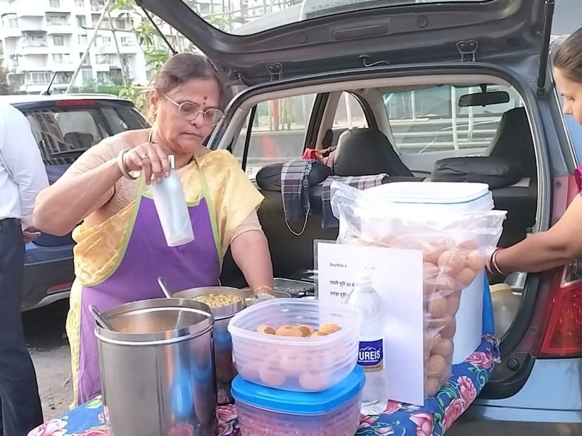  पाणीपुरी बनवण्याची तयारी, मसाले, चटण्या, सर्व साहित्य व्यवस्थित केलं आणि वारजे-मुंबई–बंगळूर महामार्गालगत त्यांनी आपली गाडी लावली. पहिल्या दिवशीच लोकांचा प्रतिसाद पाहून त्या भारावून गेल्या. हे रोज सुरू ठेवणार का? असा प्रश्न ग्राहकांनी विचारला. त्यानंतर रोज संध्याकाळी त्यांच्या गाडीवर ग्राहकांची रांग लागायला लागली.
