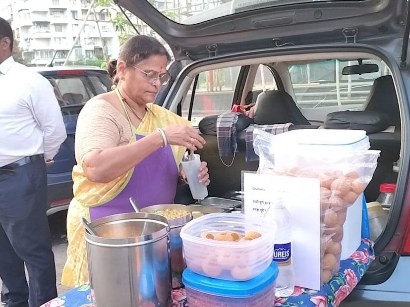  मात्र सरोज तिवाडी यांनी त्यातून वेगळा मार्ग निवडला. त्यांनी वयाच्या 63 व्या वर्षी आपल्या आय-10 गाडीतून पाणीपुरी विक्रीचा नवा व्यवसाय सुरू करून कामाला वयाचं बंधन नसतं हे दाखवून दिलं आहे. त्यांची ही कहाणी अनेकांसाठी प्रेरणादायी आहे. आत्मनिर्भरतेचा आणि कामातून आनंद मिळवण्याचा खरा अर्थ सरोज तिवाडी यांच्या कडे पाहून उमजतो.