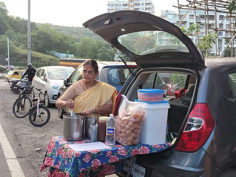  63 व्या वर्षी आय-10 मधून पाणीपुरी विक्रीचा अनोखा व्यवसाय सरोज तिवाडींची प्रेरणादायी कहाणी पुणे :कामाला वयाचं बंधन नसतं हे वाक्य आपण नेहमी ऐकतो. मात्र त्याचं जिवंत उदाहरण म्हणजे पुण्यातील कोथरूड-वारजे परिसरात राहणाऱ्या 63 वर्षीय सरोज तिवाडी.
