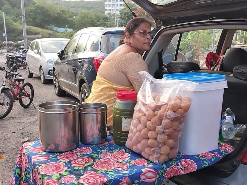  सरोज तिवाडी म्हणतात, मला आयुष्यभर कामाची सवय आहे. नातवाने कल्पना दिली आणि घरच्यांनी साथ दिली म्हणून हे सुरू झाला. लोक आनंदाने पाणीपुरी खातात, त्यांचा प्रतिसाद पाहून खूप समाधान मिळतं. वेळ छान जातो, अंग हात चालतात, मन प्रसन्न राहतं हीच खरी कमाई आहे. आजच्या काळात अनेक जण निवृत्तीनंतर घरातच निवांत बसणे पसंत करतात.