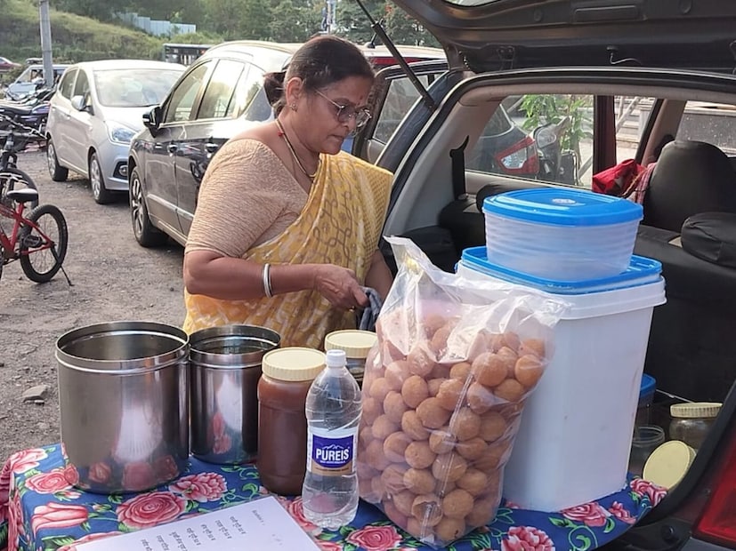  आयुष्यभर परिश्रम करून घरासाठी, कुटुंबासाठी हातभार लावलेल्या या मायमाऊलीने निवृत्तीनंतर स्वस्थ बसण्याऐवजी नव्या पद्धतीचा धंदा सुरु केला. तोही चक्क आपल्या आय-10 गाडीतून. सरोज तिवाडी या गेली 40 वर्ष मसाल्यांचा व्यवसाय करत होत्या. हा व्यवसाय आता त्यांच्या मुलगा सांभाळत असून मुलाने जबाबदारी स्वीकारल्यानंतर सरोजताईंना घरी बसून करमत नव्हतं. त्यांच्या मनात सतत विचार येत होता की अजून काहीतरी नवीन करावं.