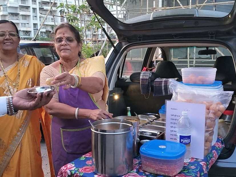  एकदा पाणीपुरी खाल्ली की पुन्हा पुन्हा त्यांच्या गाडीवर येतात. त्यांच्या या उपक्रमाची सोशल मीडियावरही चांगली चर्चा झाली. प्रसिद्ध अभिनेत्री मधुराणी गोखले, जी आई कुठे काय करते या मालिकेत प्रमुख भूमिका साकारली होती. त्यांनी स्वतः सरोज तिवाडी यांच्या गाडीवरून पाणीपुरी खाल्ली आणि त्यांचा व्हिडिओ सोशल मीडियावर शेअर केला. त्यानंतर या गाडीला आणखी मोठा प्रतिसाद मिळू लागला.