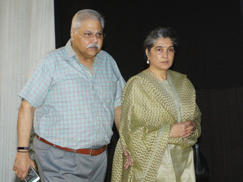  सतीश शाह आणि मधु यांची पहिली भेट 'सिप्टा फिल्म फेस्टिव्हल'मध्ये झाली होती. पहिल्या भेटीतच सतीश मधु यांच्या प्रेमात पडले आणि त्यांनी प्रपोज केलं. त्यावेळी मधु यांनी सतीश यांना नकार दिला होता. नकार मिळाल्याचं सतीश यांना प्रचंड वाईट वाटलं होतं.