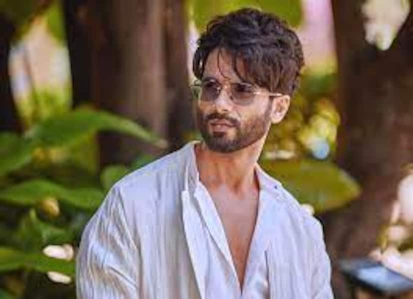  शाहिद कपूर : शाहिद कपूर एका दिवसात 10 कप कॉफी पितो.