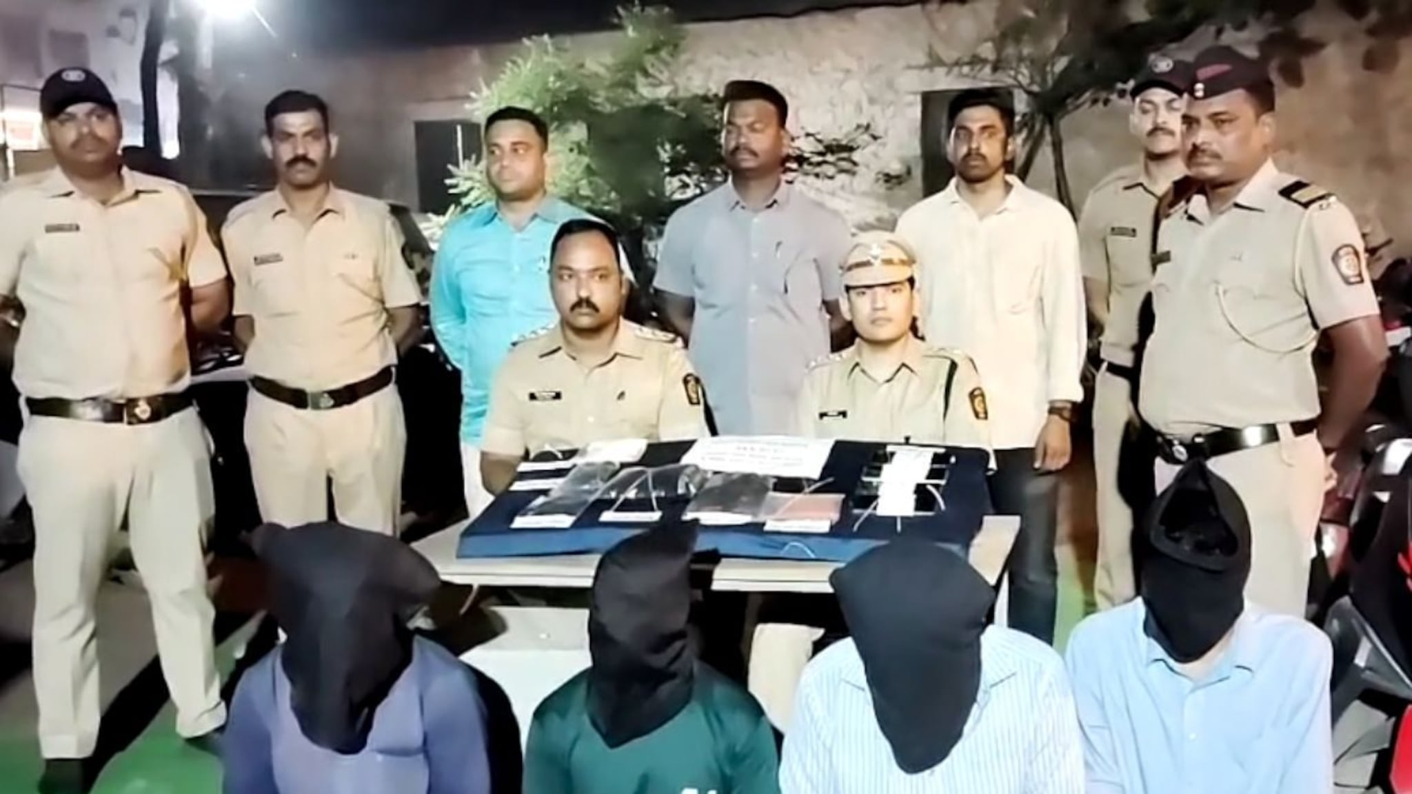 शिर्डीत साईबाबांच्या दर्शनाला आलेल्या 2 भाविकांचं अपहरण, हॉटेलात ठेवलं डांबून, 5 जणांच्या टोळीला अटक