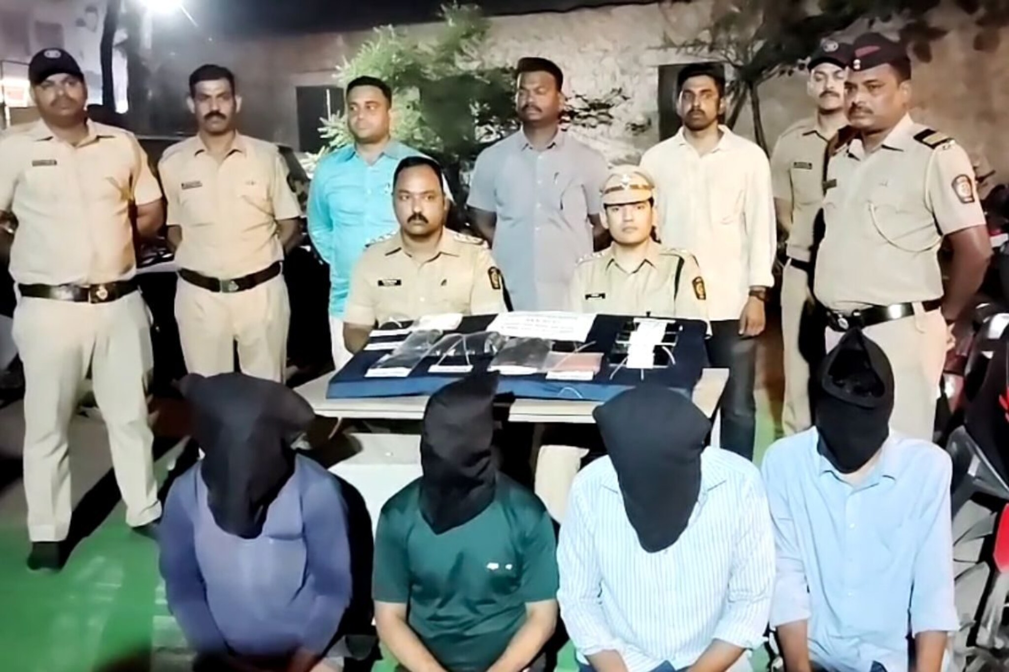 शिर्डीत साईबाबांच्या दर्शनाला आलेल्या 2 भाविकांचं अपहरण, हॉटेलात ठेवलं डांबून