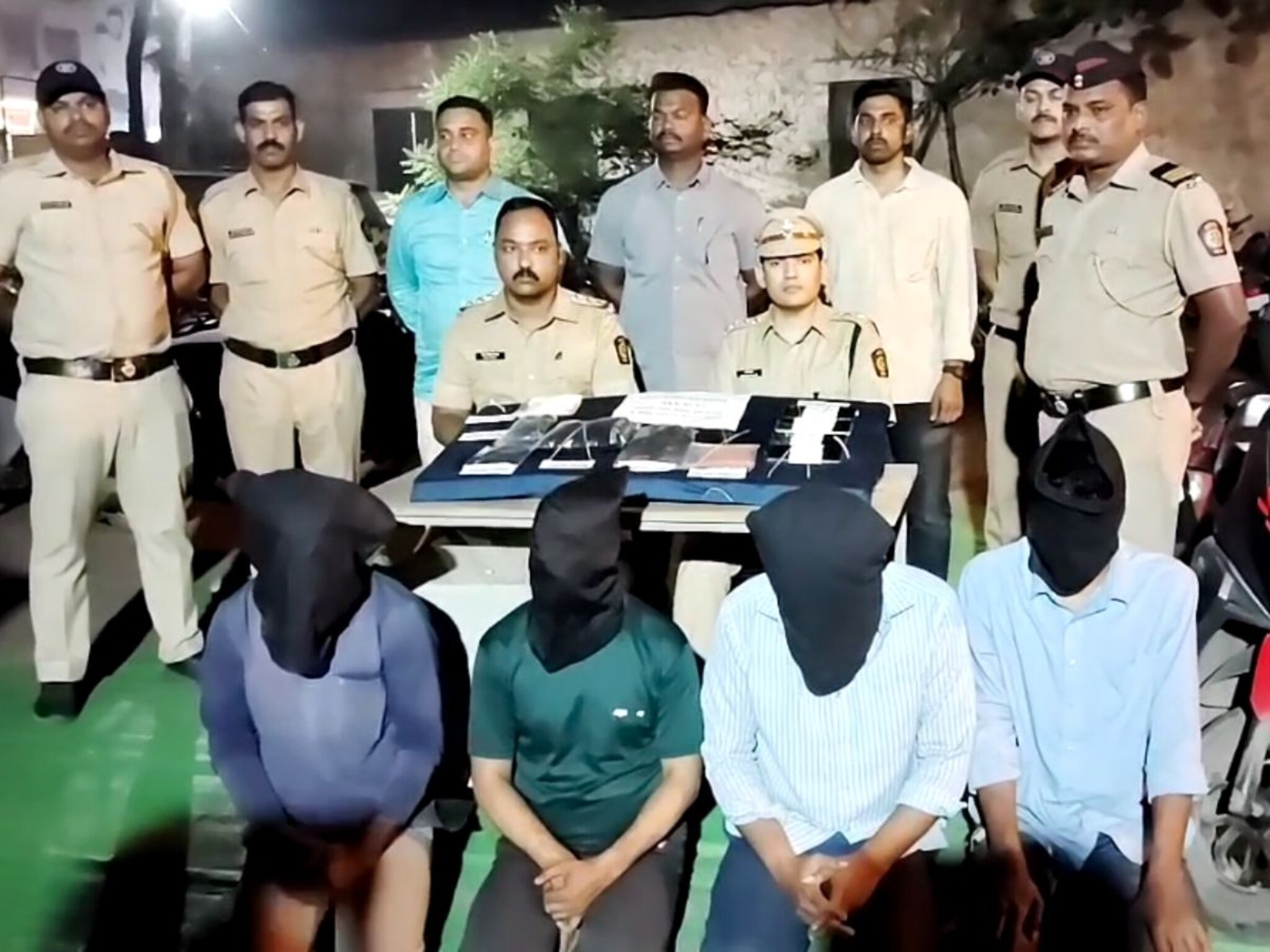 शिर्डीत साईबाबांच्या दर्शनाला आलेल्या 2 भाविकांचं अपहरण, हॉटेलात ठेवलं डांबून, 5 जणांच्या टोळीला अटक