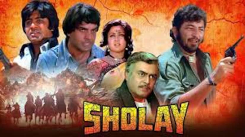  2. शोले (1975) : 70 च्या दशकात अमिताभ बच्चन यांचा 'अँग्री यंग मॅन'चा अवतार समोर आला, ज्याने समाजातील अन्यायाविरोधात आवाज उठवणाऱ्या नायकाला केंद्रस्थानी आणले. 'शोले'ने मसाला चित्रपटांचा नवा अध्याय सुरू केला. अ&#x200d;ॅक्शन, ड्रामा आणि मैत्री यांचे उत्कृष्ट मिश्रण. गब्बर सिंह आणि त्याचे "कितने आदमी थे?" सारखे डायलॉग्स आजही लोकांच्या ओठांवर आहेत.