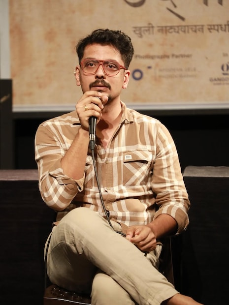  प्रसिद्ध मराठी अभिनेता श्रेयस राजे याने देखील एवढ्या वेळात तुम्ही विमानाने दुबईला पोहचाल असं  म्हणत संताप व्यक्त केला आहे.  प्रसिद्ध मराठी अभिनेता श्रेयस राजे याने देखील एवढ्या वेळात तुम्ही विमानाने दुबईला पोहचाल असं  म्हणत संताप व्यक्त केला आहे. 
