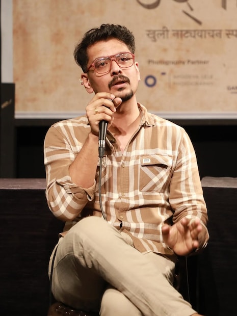  "एवढ्या वेळात तुम्ही विमानाने दुबईला पोहचाल" असंही त्याने म्हटलंय. ट्रॅफिक, घोडबंदर रोड, ठाणे असे हॅशटॅगशी शेअर केलेत.