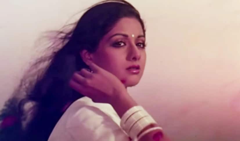  बॉलिवूडची चांदनी अर्थात श्रीदेवी यांचा 'चांदनी' हा चित्रपट 1989 मध्ये प्रेक्षकांच्या भेटीला आला होता. या चित्रपटात श्रीदेवी, ऋषि कपूर आणि विनोद खन्ना मुख्य भूमिकेत होते. यश चोप्रा यांनी या चित्रपटाच्या दिग्दर्शनाची धुरा सांभाळली होती. 'चांदनी' हा एक म्युझिकल रोमँटिक चित्रपट होता. हा चित्रपट रिलीज झाला आणि श्रीदेवी इंडस्ट्रीची चांदनी बनली.