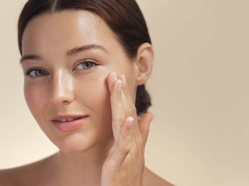 हिवाळा आला की त्वचेची (Winter Skin Care) काळजी घेणं अत्यावश्यक होतं. थंड वातावरण, कोरडी हवा आणि कमी आर्द्रता यामुळे त्वचा निस्तेज, कोरडी आणि खडबडीत होते. विशेषतः चेहऱ्यावरील ओपन पोर्सची समस्या या काळात वाढते. हे फक्त सौंदर्यावर परिणाम करत नाही, तर आत्मविश्वासावरही परिणाम होऊ शकतो. अशावेळी महागडे प्रॉडक्ट वापरण्यापेक्षा घरच्या घरी केलेले काही सोपे आणि नैसर्गिक उपाय खूप उपयोगी ठरू शकतात.