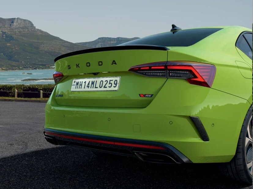तर octavia rs 2025 चा टॉप स्पीड  ताशी २५० किमी इतका आहे. इंजिनला सपोर्ट करण्यासाठी, ऑक्टाव्हिया आरएसमध्ये प्रोग्रेसिव्ह स्टीअरिंग, स्पोर्ट्स सस्पेंशन आणि स्पोर्ट्स एक्झॉस्ट आहेत, जे एक दमदार परफॉर्मन्स देतात.