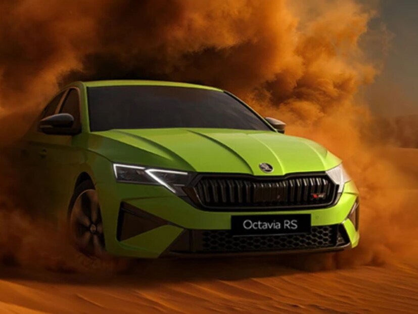 octavia rs 2025 मध्ये 2.0-लिटर टीएसआय टर्बोचार्ज्ड पेट्रोल इंजिन आहे जे 261 बीएचपी (195 किलोवॅट) आणि 370 एनएम टॉर्क निर्माण करते. ७-स्पीड डीएसजी ड्युअल-क्लच ऑटोमॅटिक गिअरबॉक्स आहे, ज्यामुळे पुढच्या चाकांमध्ये पॉवर ट्रान्समिट केली जाते. octavia rs 2025 ही  फक्त ६.४ सेकंदात ०-१०० किमी प्रतितास वेग गाठू शकते. 