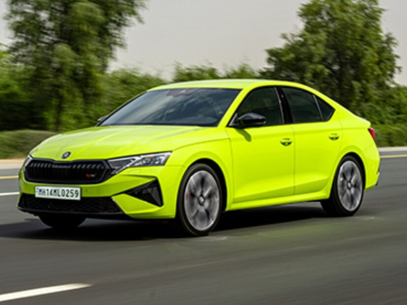  लांबी किती?octavia rs 2025 मध्ये  ६००-लिटर ट्रंक (१,५५५ लिटरपर्यंत वाढवता येते), ५०-लिटर इंधन टाकी आणि पाच जणांसाठी बसण्याची क्षमता आहे. ऑक्टाव्हिया आरएसची लांबी ४,७०९ मिमी, रुंदी १,८२९ मिमी आणि उंची १,४५७ मिमी आहे, ज्याचा व्हीलबेस २,६७७ मिमी आहे. octavia rs 2025 १९-इंच ड्युअल-टोन एलियास अलॉय व्हील्स, काळा बाह्य इन्सर्ट, स्पोर्ट्स बंपर आणि मागील स्पॉयलरसह त्याचे हेतू स्पष्ट करते. ब्लॅक एक्झॉस्ट टेलपाइप्स आणि स्कोडाचे नवीन ब्लॅक-आउट बॅजिंग त्याच्या कामगिरीच्या डीएनएवर अधिक भर देते.
