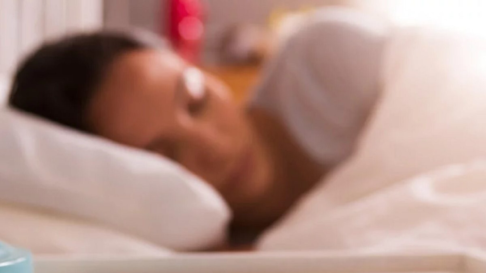 झोपताना डोक्याजवळ मोबाईल ठेवता? मग हे वाचाच, चूक केल्यास होईल दुष्परिणाम