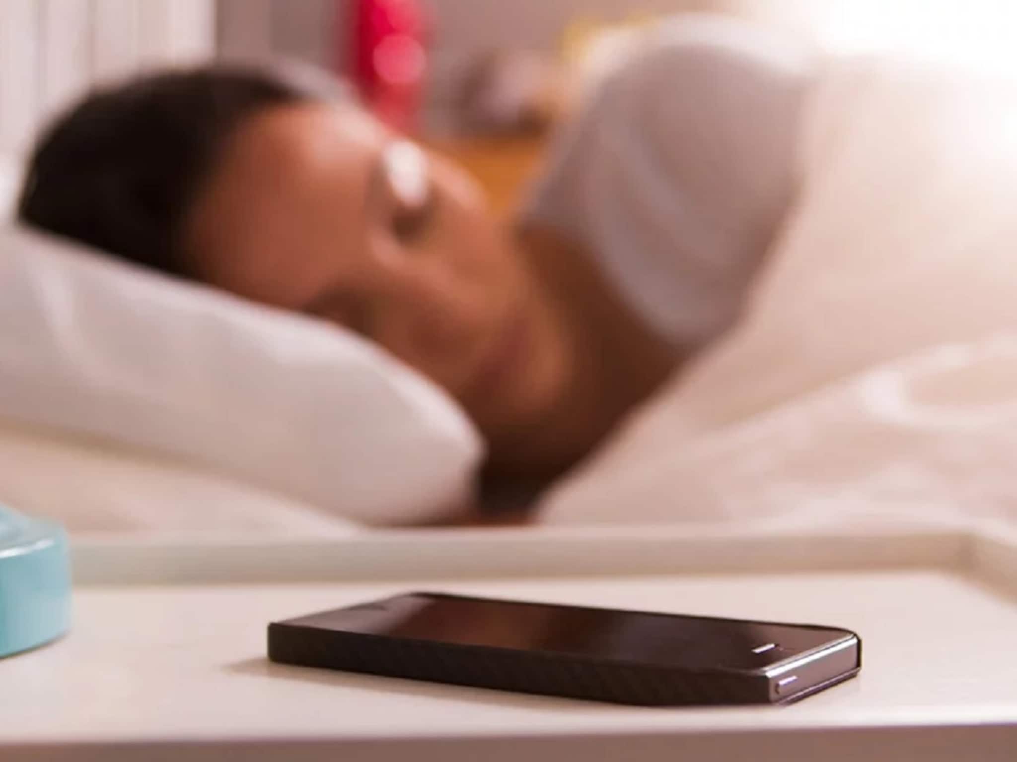 झोपताना डोक्याजवळ मोबाईल ठेवता? मग हे वाचाच, चूक केल्यास होईल दुष्परिणाम