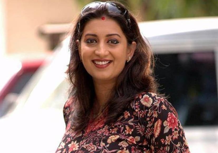 नुकतंच राजकारणात सक्रिय असलेल्या आणि एकेकाळी टीव्हीवरील सर्वात लोकप्रिय सूनबाई म्हणून गाजलेल्या स्मृती इराणी यांनी सलमान खानसोबतच्या त्यांच्या पहिल्या भेटीचा एक मजेशीर किस्सा सांगितला आहे. यावेळी चक्क सलमानला वडिलांकडून जोरदार ओरडा मिळाला होता!