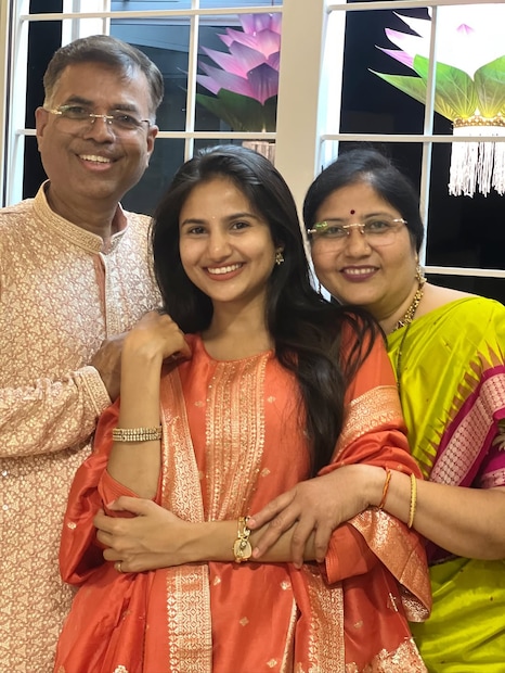 दोघांचा हा ऑनलाइन रोमान्स नेटकऱ्यांनी मात्र चांगलाच हेरला. पूजाच्या फोटोवरची सोहम बांदेकरनं केलेली कमेंट सध्या चर्चेत आली आहे.