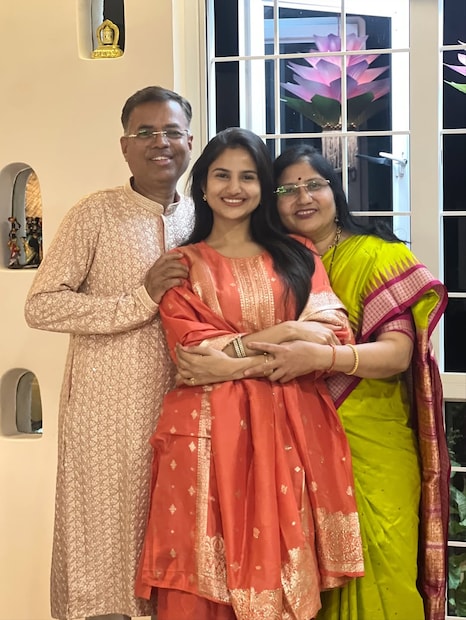 अभिनेत्री पूजा बिरारी हिनं लक्ष्मीपूजनाच्या निमित्तानं तिचा फॅमिली फोटो सोशल मीडियावर शेअर केला होता. या फोटोवर नेहमीप्रमाणे तिच्या चाहत्यांनी भरभरून प्रेम दिलं.