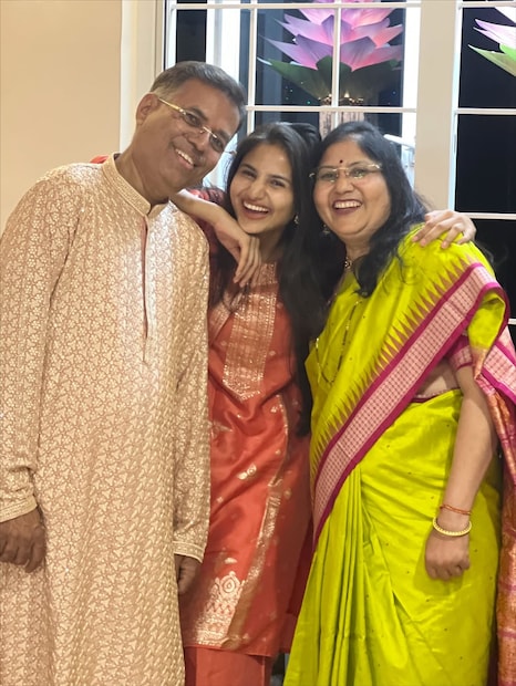 दिवाळीच्या शुभेच्छा म्हणत पूजाने तिच्या आई-बाबांबरोबरचे फोटो शेअर केलेत. पूजा तिच्या आई-बाबांबरोबर प्रचंड खुश दिसतेय. होणारी बायको आणि होणारे सासू सासरे यांना पाहून सोहमला काही रहावलं नाही.